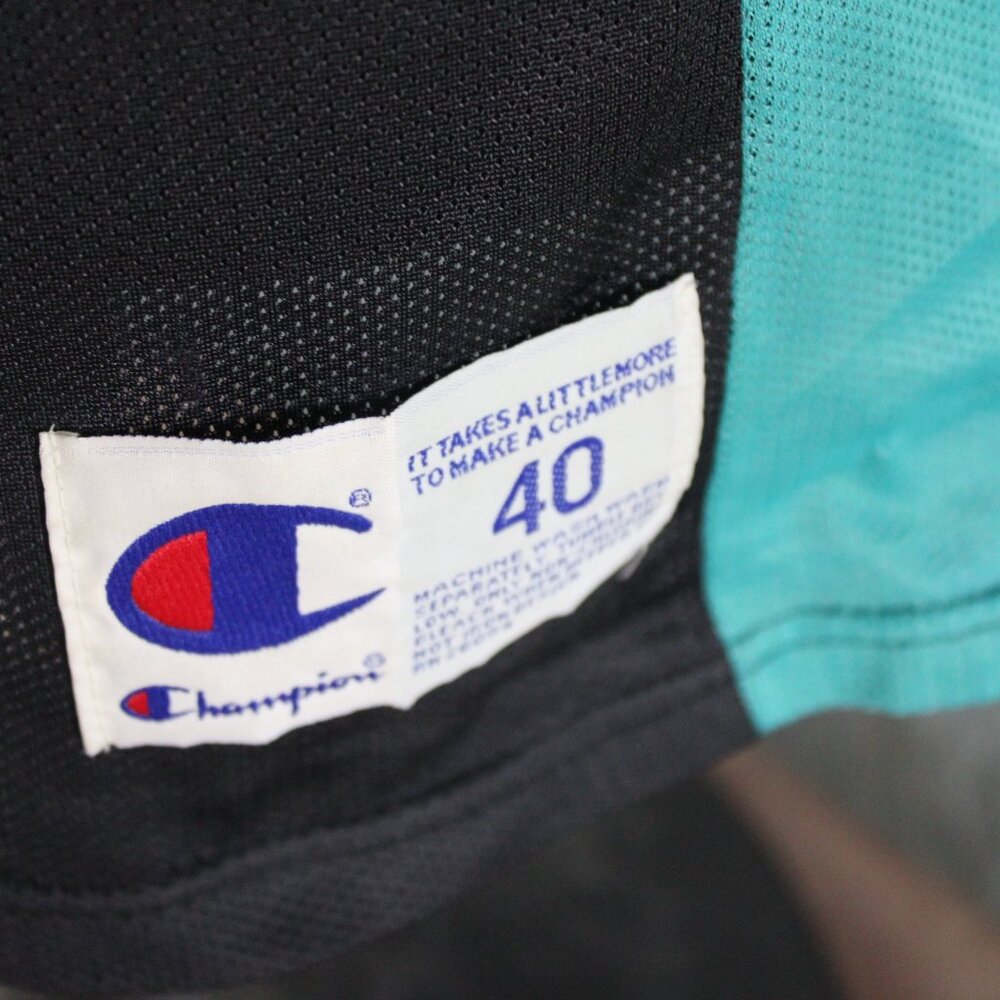 Vancouver Grizzlies Jersey (VTG) - Mike Bibby 10 by Champion - Men's Size 40 - Picture 10 of 11